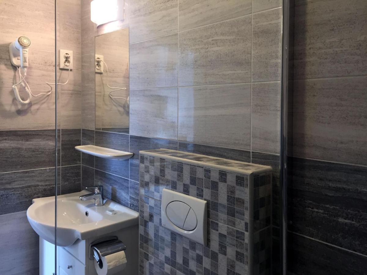 Hotel Aqua 科马罗姆 外观 照片